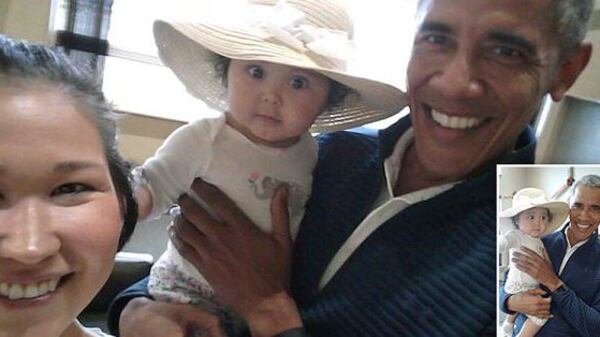 Selfie di Obama con una donna e il suo bimbo. Ma la fede dov'è finita?