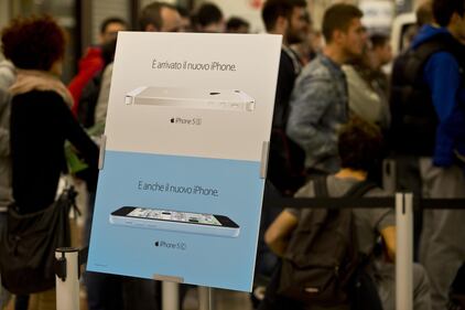Tutti in coda agli Apple store 3