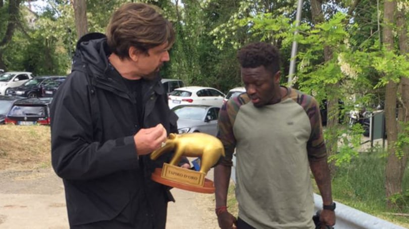 Muntari rifiuta il tapiro di Striscia la notizia. Staffelli rimane senza parole