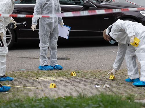 Accoltellata sotto casa: morta dopo ore di agonia. Ex fermato dopo la fuga