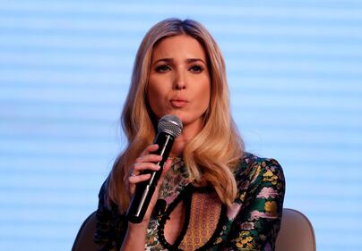 Ivanka Trump elegante in rosso: i bimbi giocano con la gonna 6