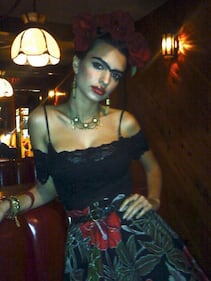 Emily Ratajkowski, Cleopatra bollente per Halloween 9