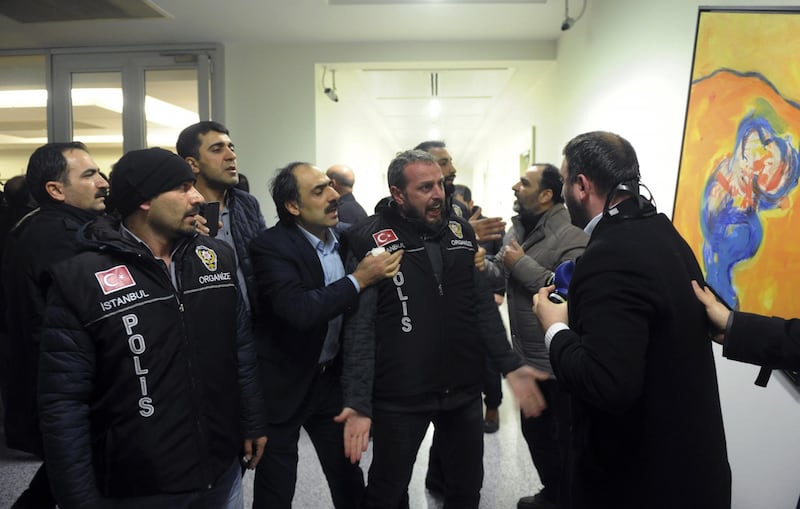 Turchia, scontri dopo il sequestro del quotidiano 17