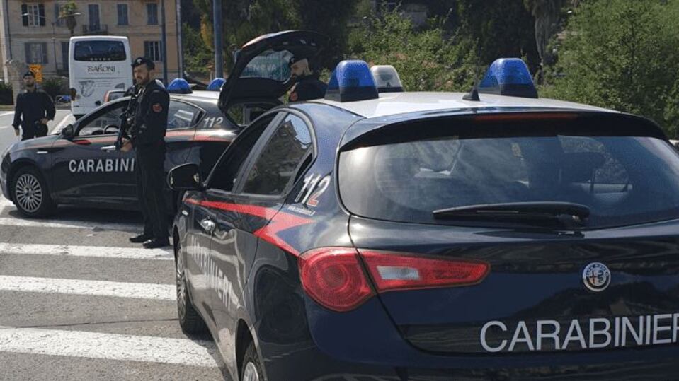 Somalo strattona e insulta nonna e nipote per i soldi del carrello