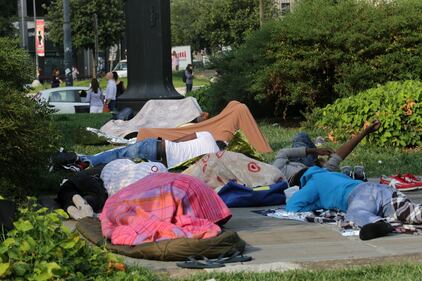 La farsa di Pisapia: immigrati sgomberati ​fuori dalla stazione 1