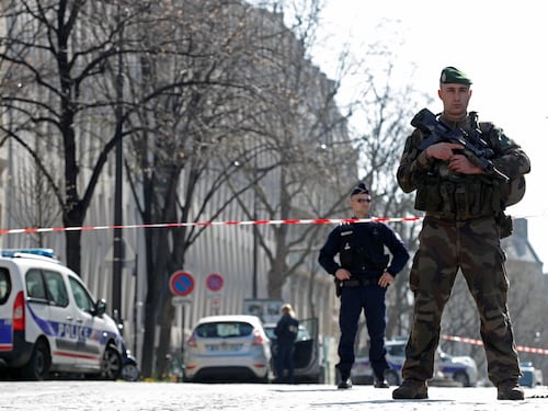 L'urlo in metro: "Allahu akbar". Poi l'attacco. Aggredito un militare a Parigi