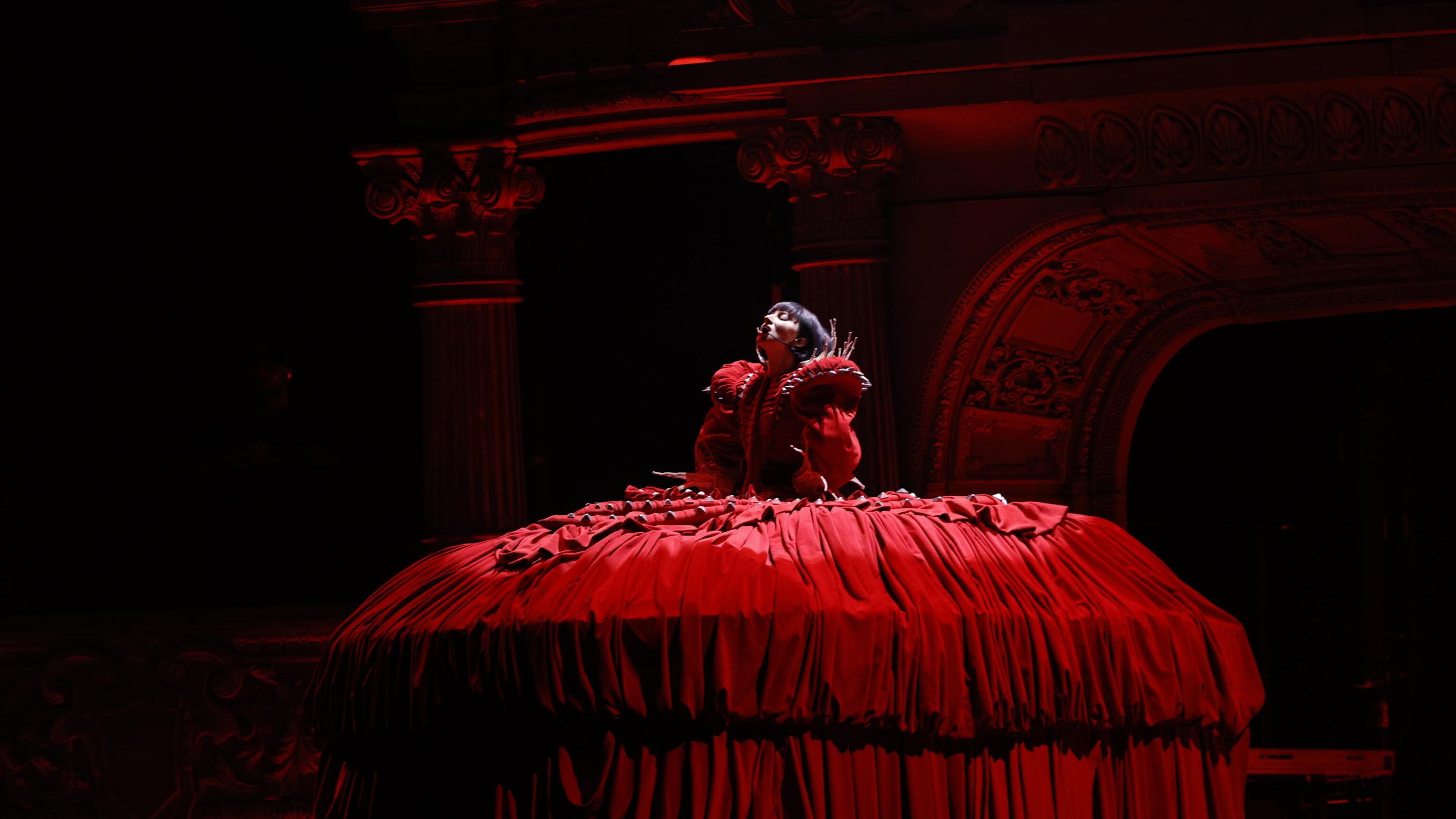 La sfida di Lady contro Gaga è una sontuosa opera pop