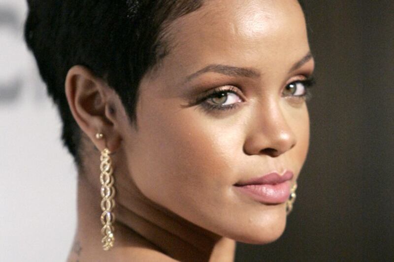 Rihanna, il seno esplode su Instagram. Ma è il profilo di un'amica 23