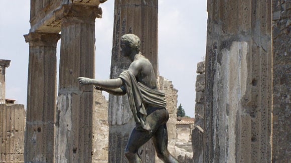 Borchia rubata a Pompei: "Ma una maledizione sta per colpire il ladro"