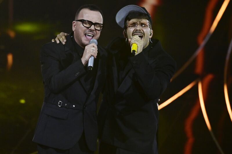 Sanremo 2024: ecco il look della quarta serata del Festival di Geolier 1