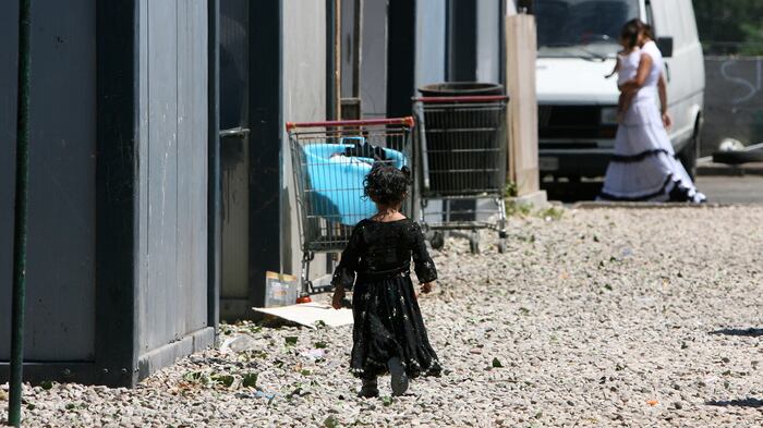 Morta bimba rom di due mesi, il sindaco le nega una tomba: "Priorità a chi paga le tasse"