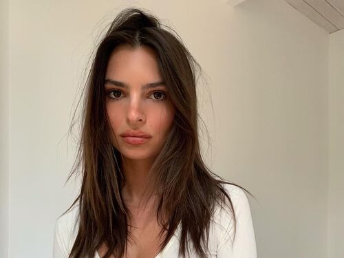 Emily Ratajkowski si spoglia sui social contro le leggi anti-aborto dell'Alabama