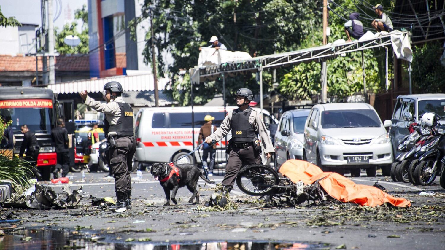 Domenica di sangue in Indonesia. L'Isis attacca tre chiese: 13 morti