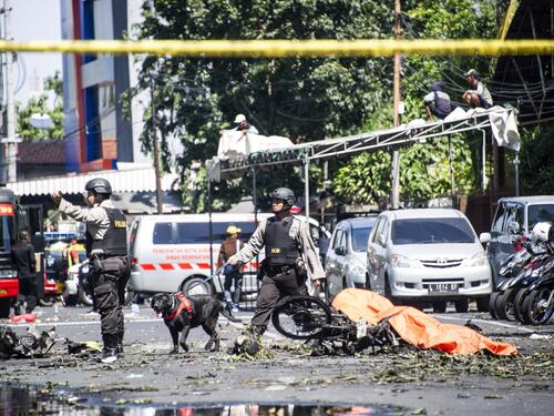 Domenica di sangue in Indonesia. L'Isis attacca tre chiese: 13 morti