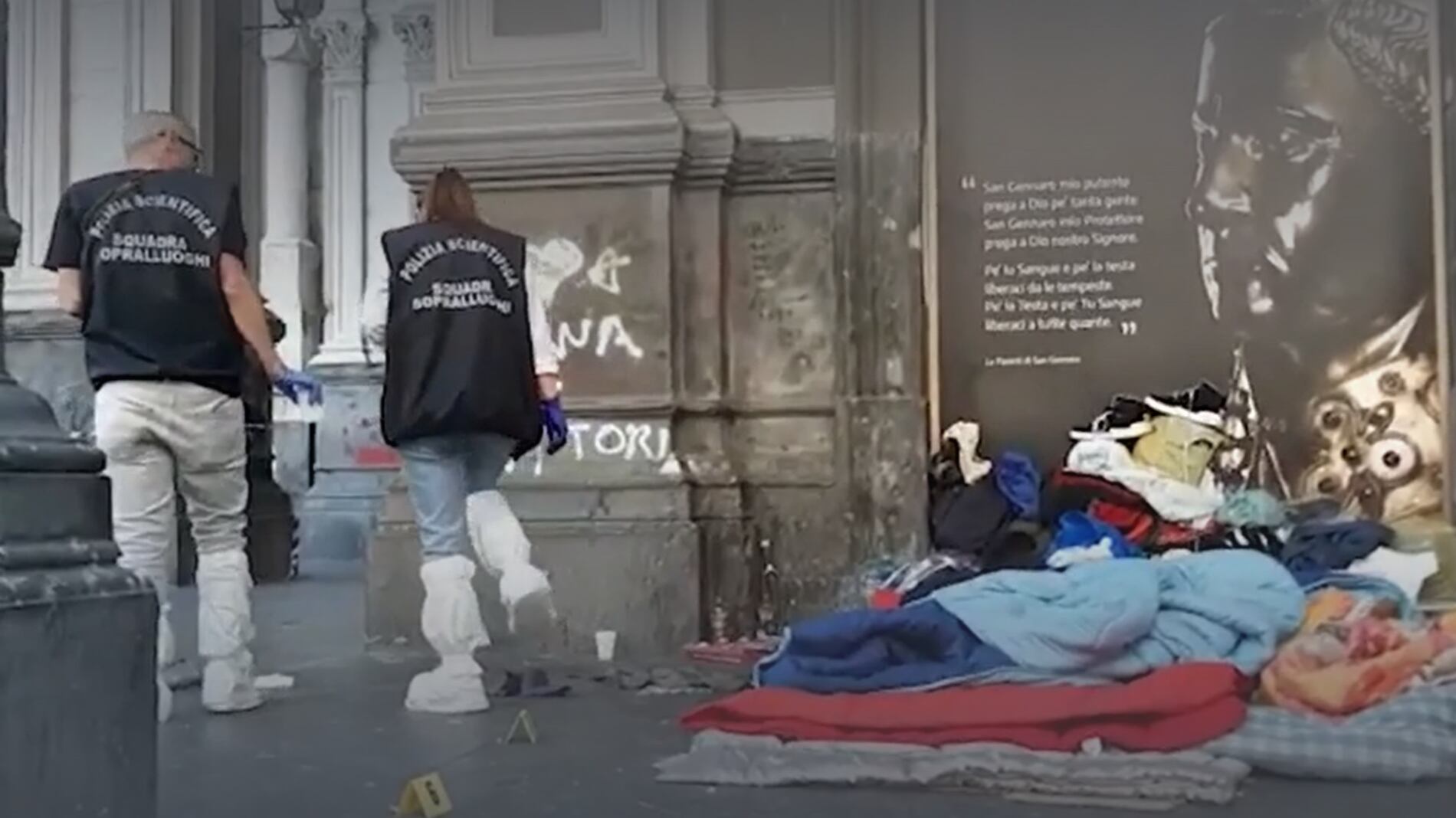 Napoli, vigile preso a sprangate da clochard africano: rischia il linciaggio della folla