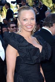Cannes, Pamela Anderson sul red carpet con il braccio pieno i lividi 1