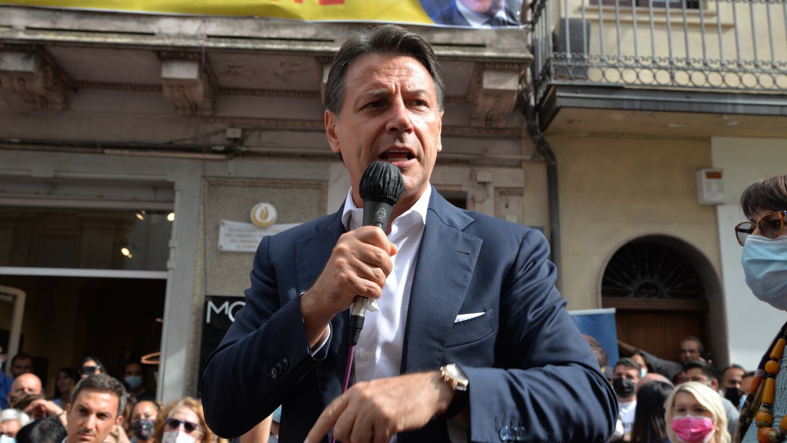 Conte stretto tra due fuochi. Tifa dem ma rischia coi suoi
