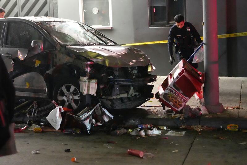 Auto sulla folla a Los Angeles 8
