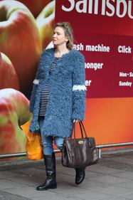 Bridget Jones mamma: Renée Zellweger col pancione sul set 26
