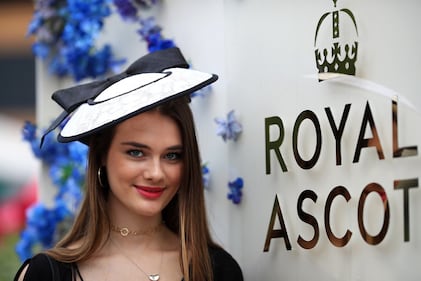 Royal Ascot, i copricapi più bizzarri sfoggiati dall'aristocrazia inglese 18