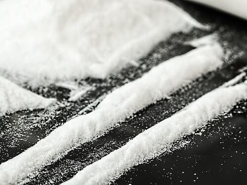 Sacerdote si sente male dopo aver assunto cocaina mentre accompagna alunni in gita
