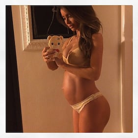 Sarah Stage: dopo il parto e la gestazione senza pancia, la modella mostra la forma ritrovata 10
