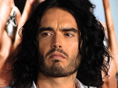 Accuse di violenze per Russell Brand. E Paramount+ cancella il suo programma di cabaret