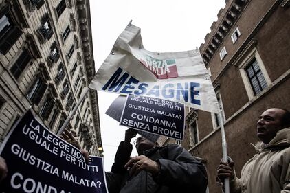 Blitz delle forze dell'ordine: rimosso lo striscione "È colpo di Stato" 2
