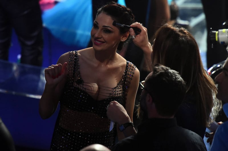 Anna Tatangelo si sveste da Conti 5