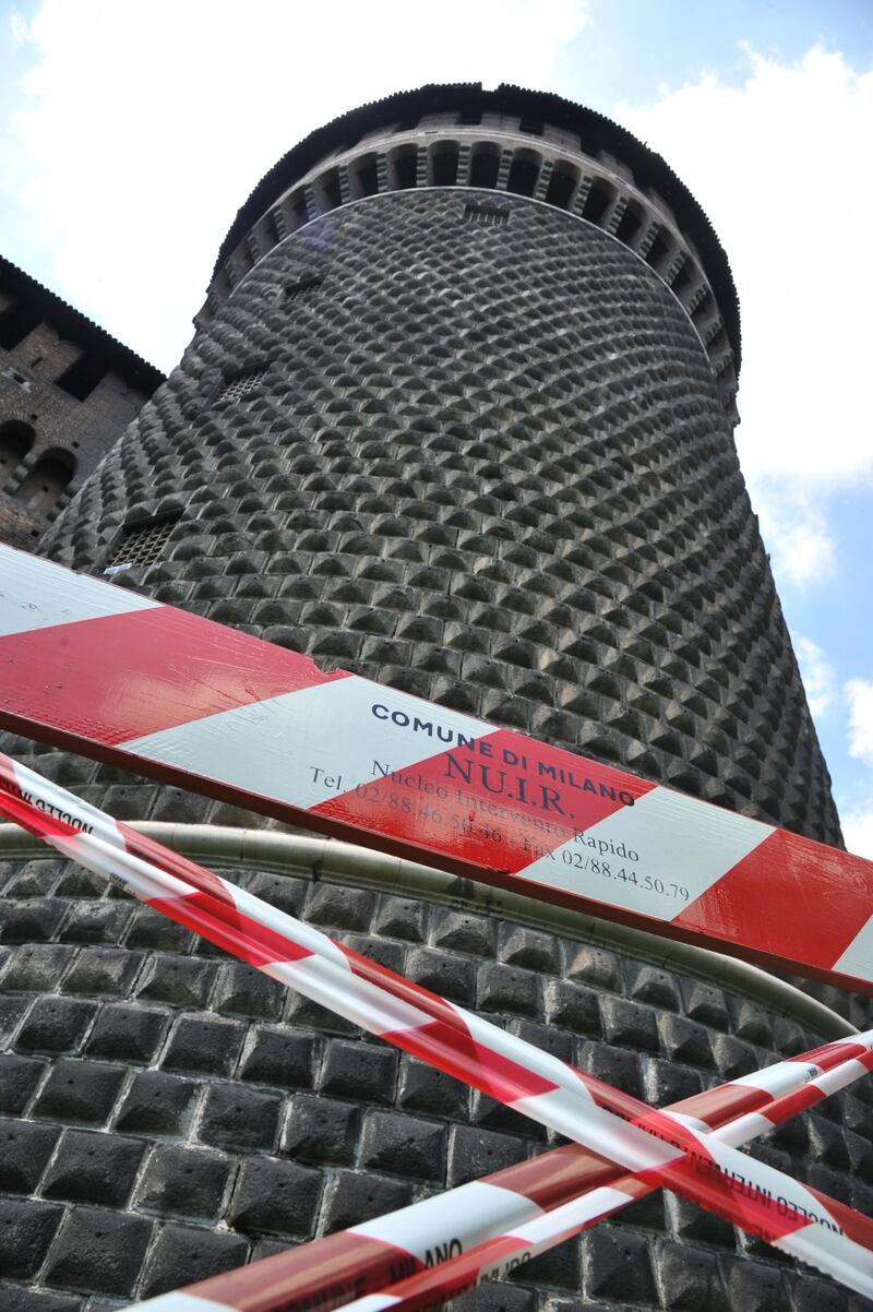 Crollano frammenti della torre: paura al Castello Sforzesco 6