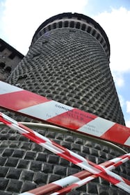 Crollano frammenti della torre: paura al Castello Sforzesco 6
