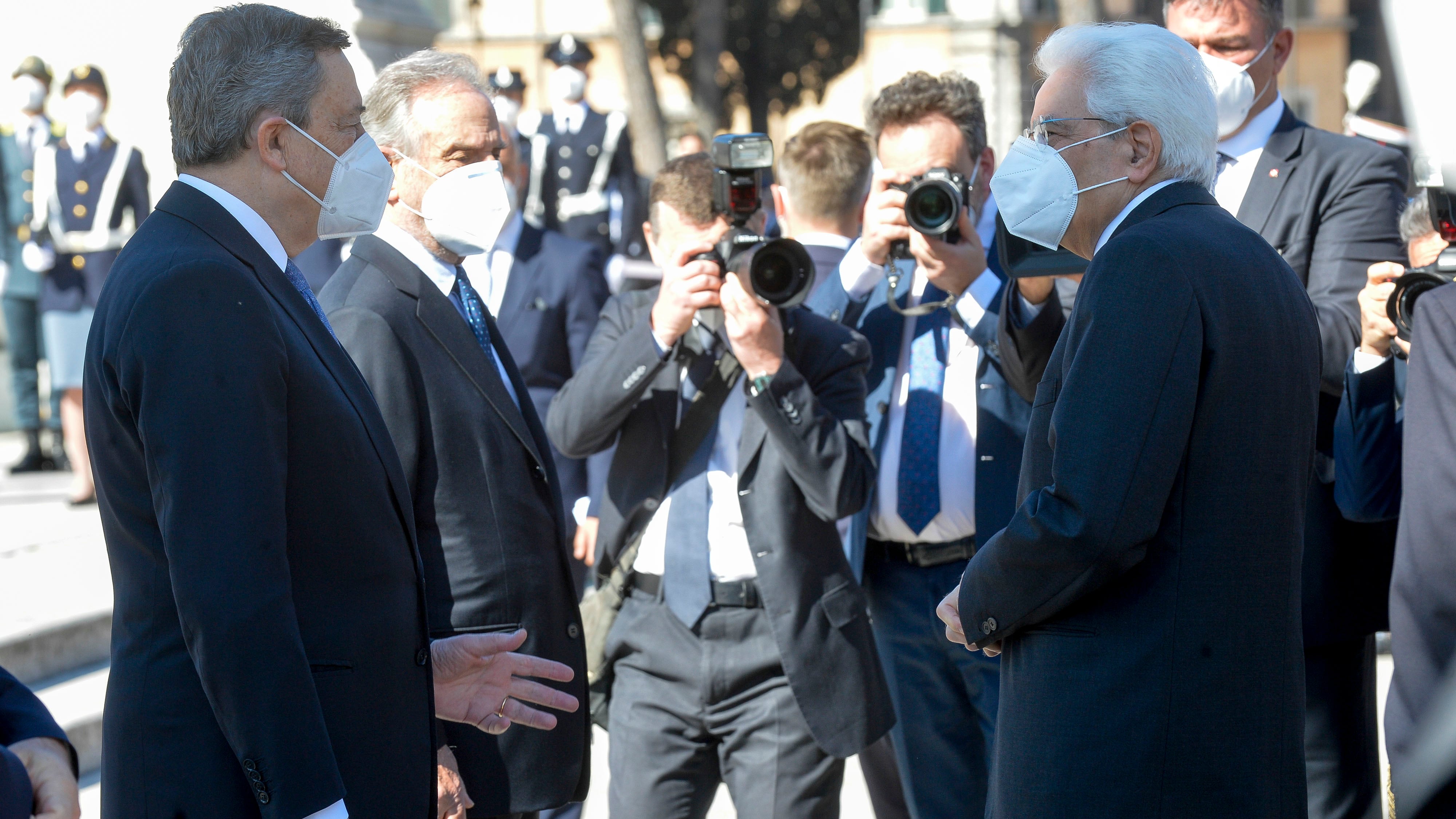 Proposta di Draghi a Mattarella: "Se resti tu, resto anche io..."
