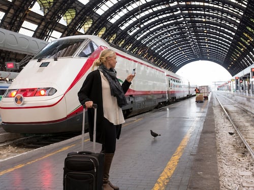 Inizia l’ottobre nero degli scioperi: stop per treni, scuola e sanità. Ecco orari e settori coinvolti