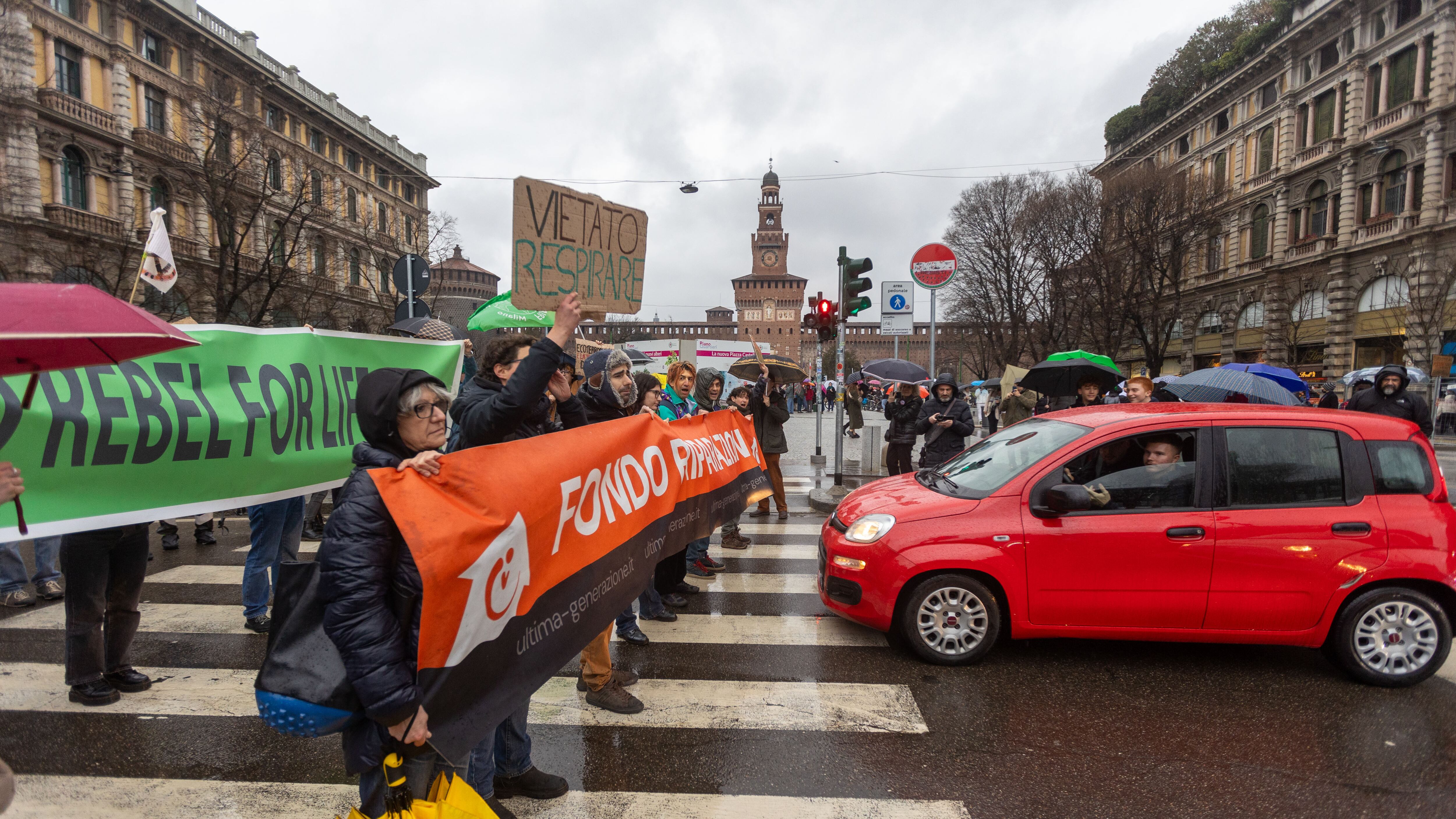 "Come noi...". Gli ecovandali osannano i magistrati anti-governo