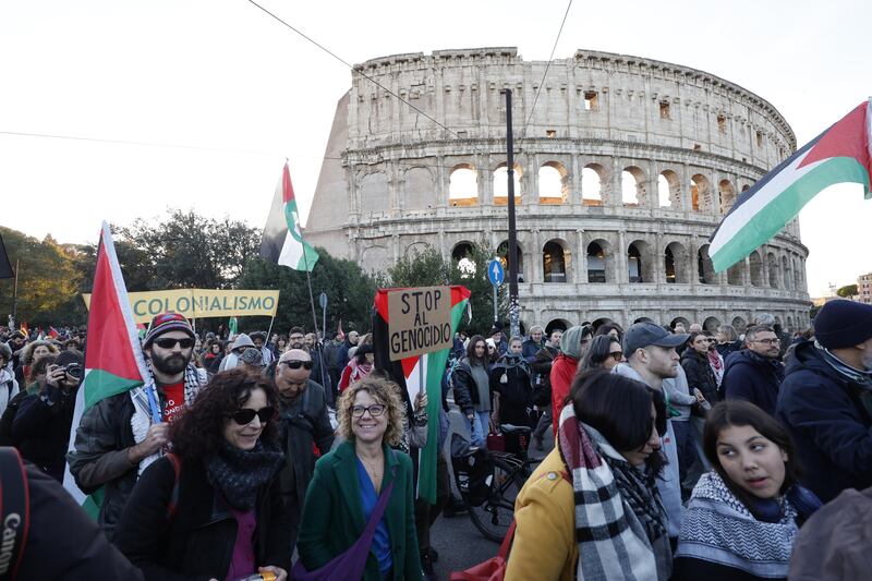 Greta Thunberg e Francesca Albanese al corteo Pro Pal a Roma: le foto 9