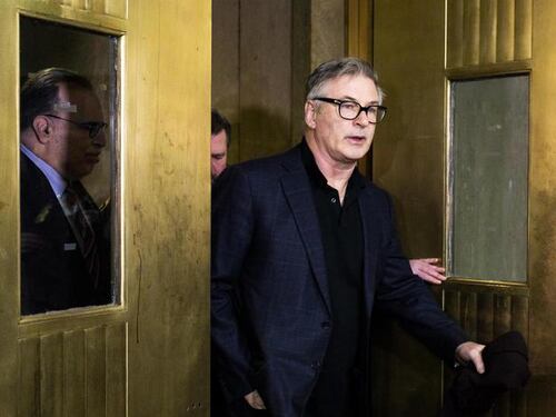 La mossa a sorpresa di Alec Baldwin: l'attore fa causa alla troupe di "Rust"