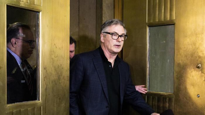 La mossa a sorpresa di Alec Baldwin: l'attore fa causa alla troupe di "Rust"
