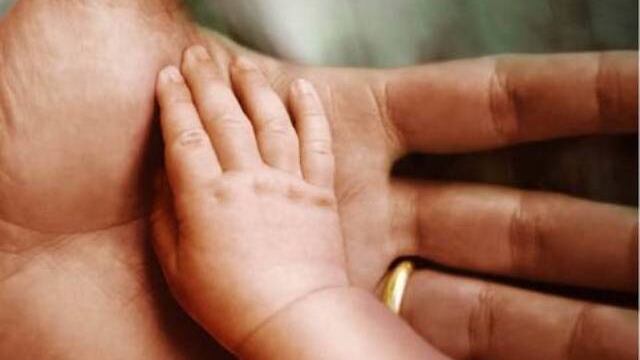 Si presenta al colloquio con il figlio in braccio: "E mi hanno assunta"