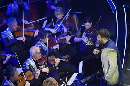 Sanremo 2024: ecco il look della seconda serata del Festival di Dargen D'Amico 8