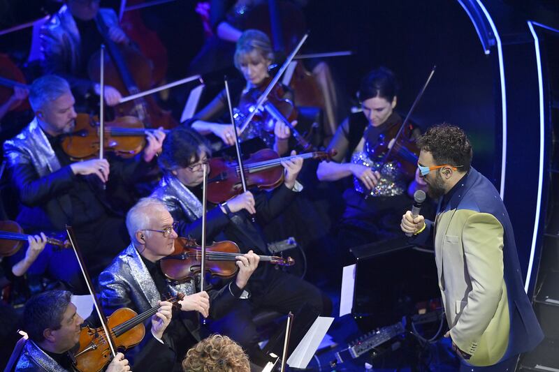 Sanremo 2024: ecco il look della seconda serata del Festival di Dargen D'Amico 8