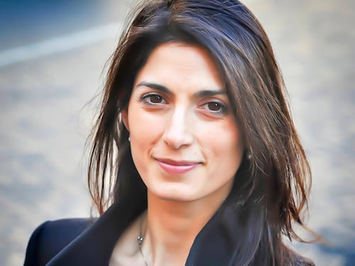 La Raggi raddoppia lo stipendio al suo segretario