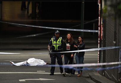 Terrore a Melbourne: fa esplodere l'auto e accoltella i passanti 5