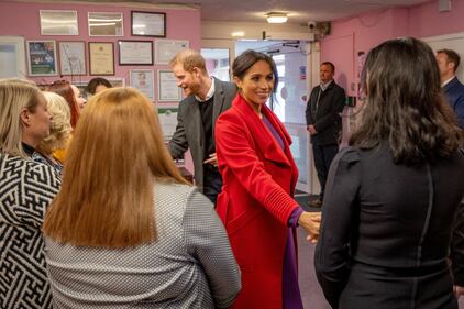 Meghan Markle in rosso per un poeta: foto 1