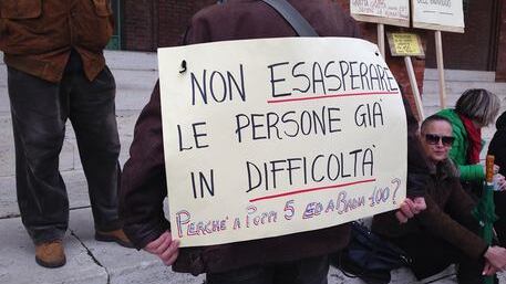 Cento migranti da ospitare. E il paese chiude per protesta