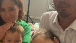 Tornano a casa dopo 3 anni e la trovano occupata