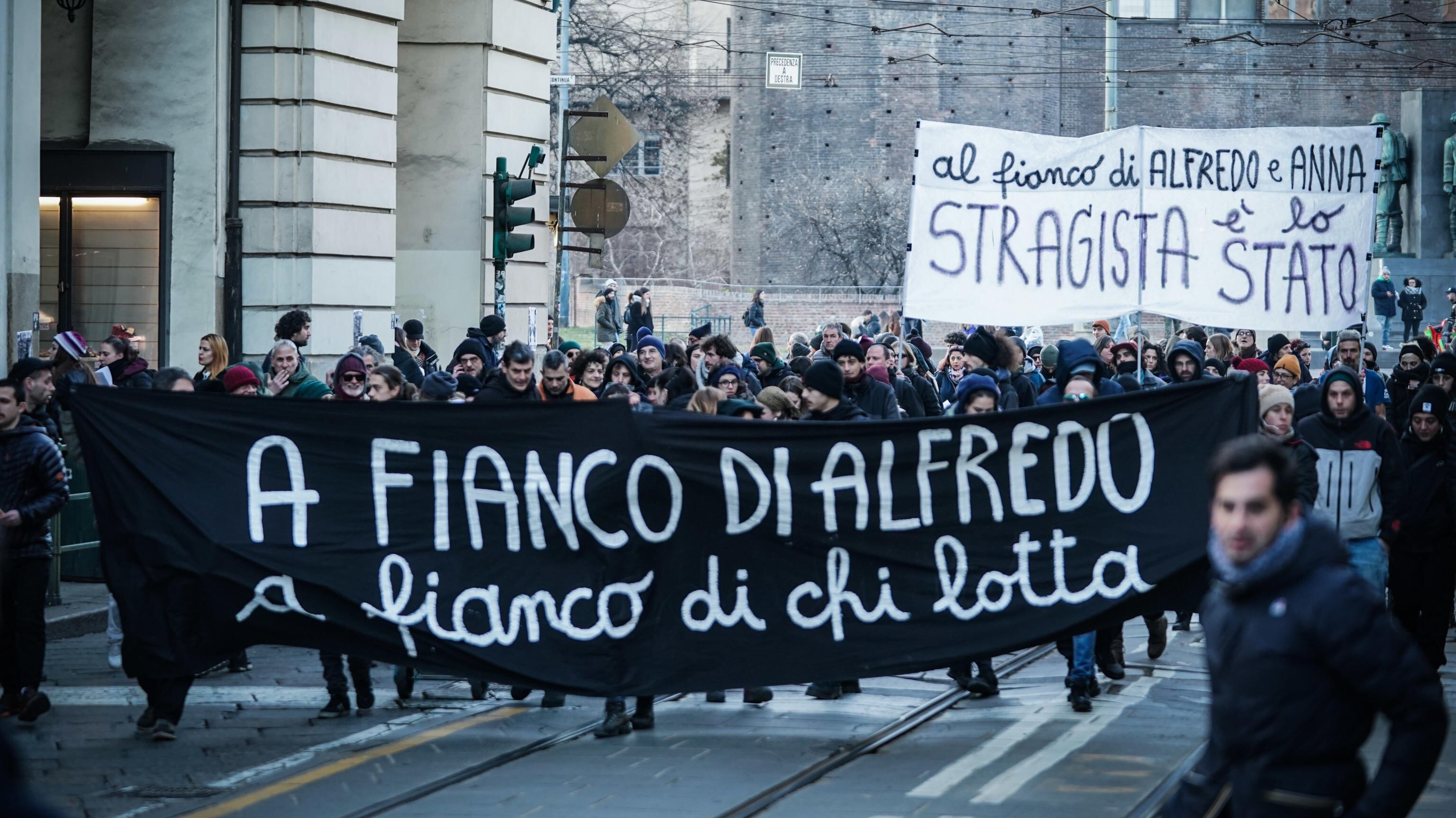 "Stragista è lo Stato, 101 giorni di fuoco". La minaccia degli anarchici a Torino