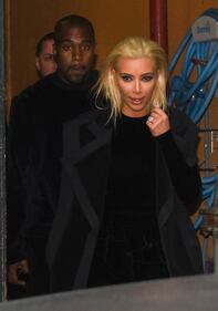Kardashian cambia look: caschetto biondo platino 17