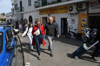 Simona Ventura, breve vacanza ad Ischia con il compagno 4