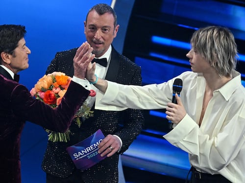 La borsa rubata, il cinque a Morandi, il bacio: tutti i punti del Fantasanremo di ieri sera