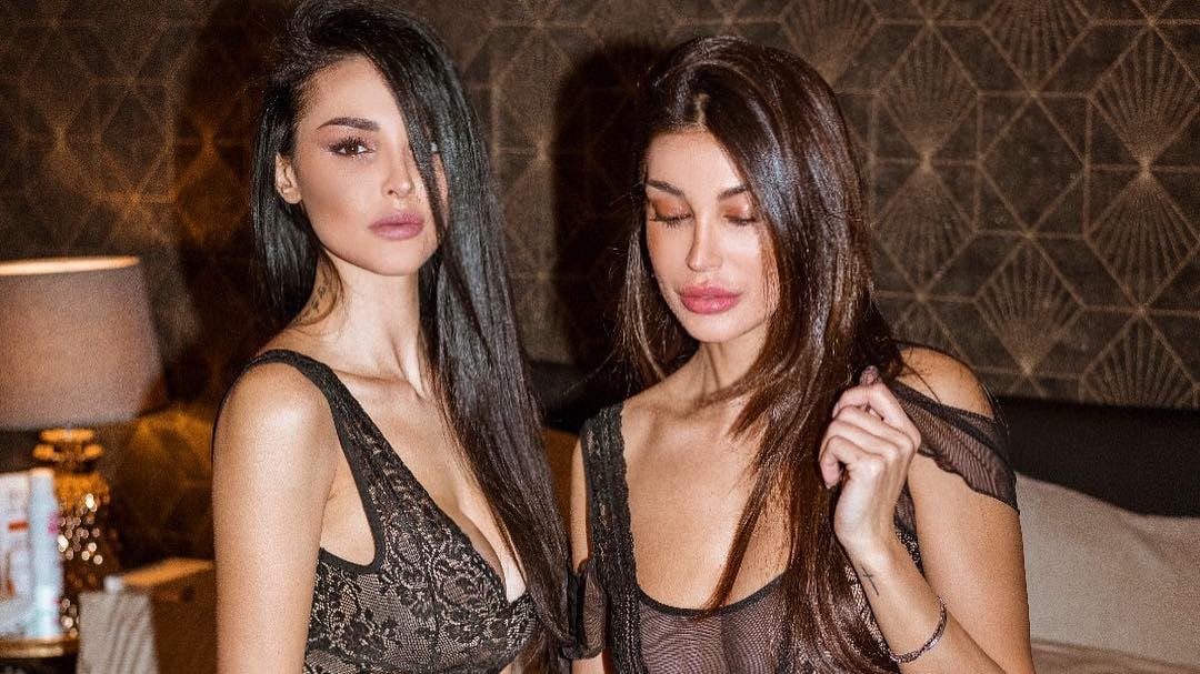 Le sorelle Buccino in intimo trasparente scaldano l’atmosfera su Instagram